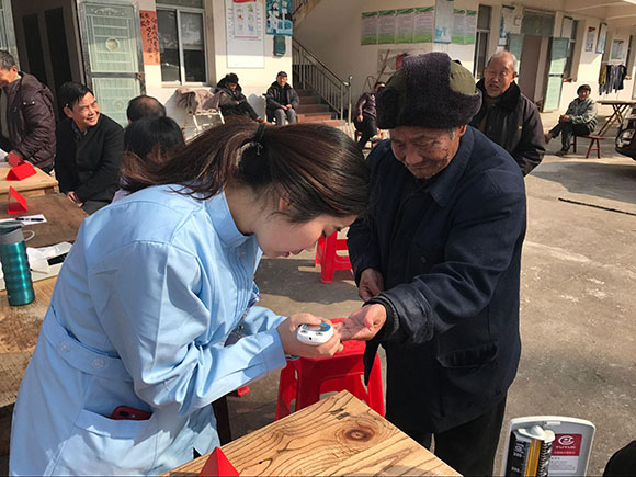 社区服务社养老院慰问活动感动瞬间：温暖陪伴让老人不再孤单